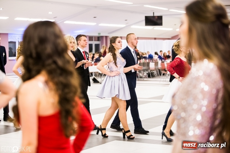 Zdjęcie w galerii na portalu naszraciborz.pl: Ekonomik bawi się na studniówce w Zakrzowie wiadomości z regionu