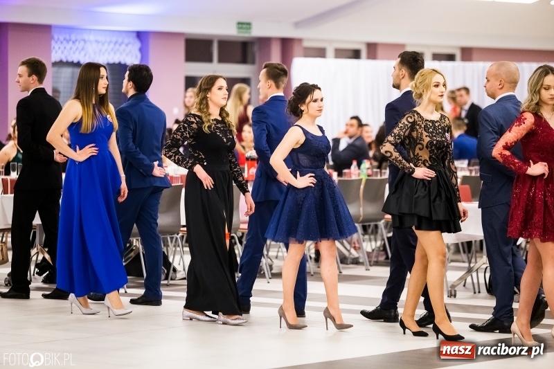 Zdjęcie w galerii na portalu naszraciborz.pl: Ekonomik bawi się na studniówce w Zakrzowie wiadomości z regionu