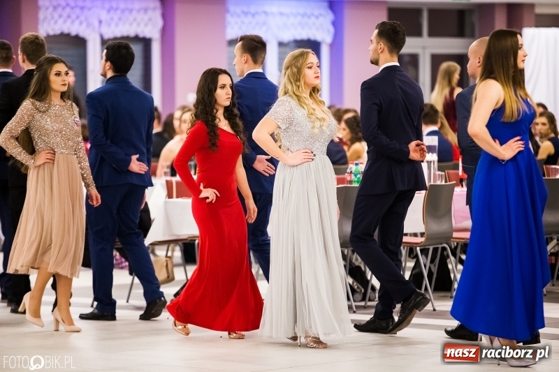 Zdjęcie w galerii na portalu naszraciborz.pl: Ekonomik bawi się na studniówce w Zakrzowie wiadomości z regionu