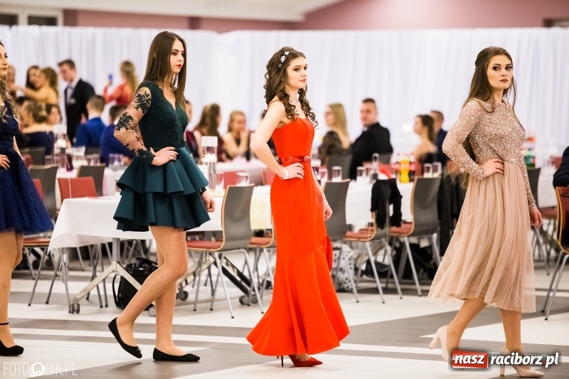 Zdjęcie w galerii na portalu naszraciborz.pl: Ekonomik bawi się na studniówce w Zakrzowie wiadomości z regionu