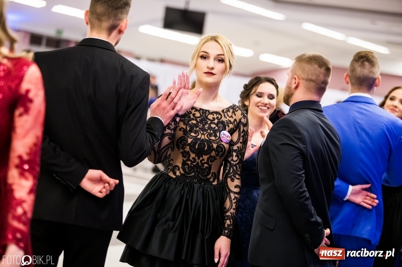 Zdjęcie w galerii na portalu naszraciborz.pl: Ekonomik bawi się na studniówce w Zakrzowie wiadomości z regionu