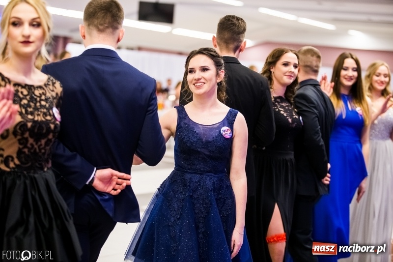 Zdjęcie w galerii na portalu naszraciborz.pl: Ekonomik bawi się na studniówce w Zakrzowie wiadomości z regionu