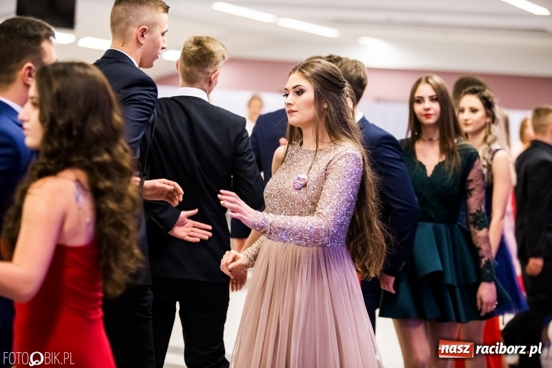 Zdjęcie w galerii na portalu naszraciborz.pl: Ekonomik bawi się na studniówce w Zakrzowie wiadomości z regionu