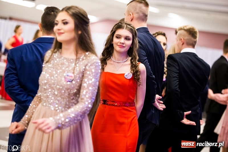 Zdjęcie w galerii na portalu naszraciborz.pl: Ekonomik bawi się na studniówce w Zakrzowie wiadomości z regionu