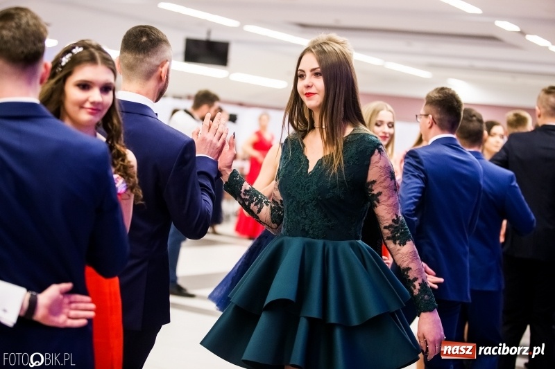 Zdjęcie w galerii na portalu naszraciborz.pl: Ekonomik bawi się na studniówce w Zakrzowie wiadomości z regionu