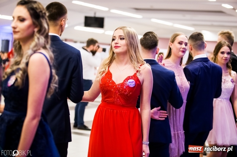 Zdjęcie w galerii na portalu naszraciborz.pl: Ekonomik bawi się na studniówce w Zakrzowie wiadomości z regionu