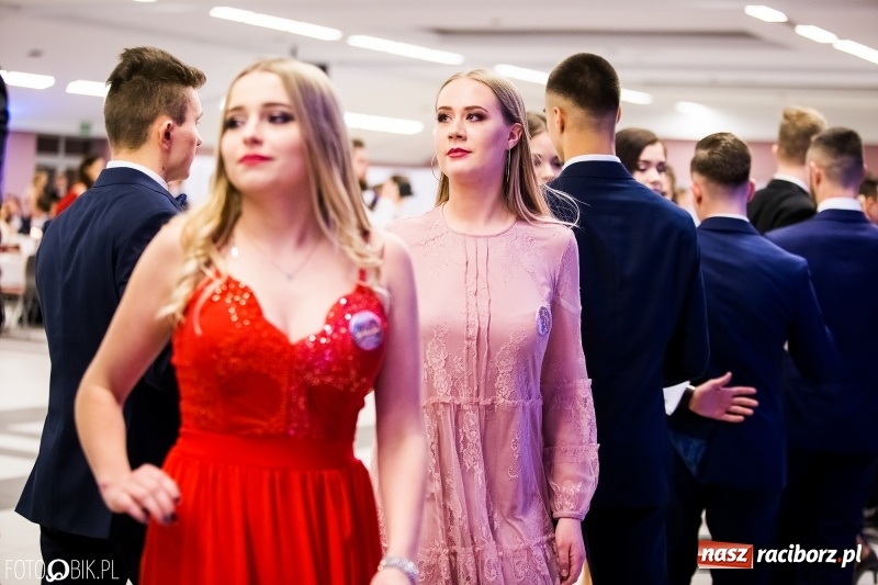 Zdjęcie w galerii na portalu naszraciborz.pl: Ekonomik bawi się na studniówce w Zakrzowie wiadomości z regionu