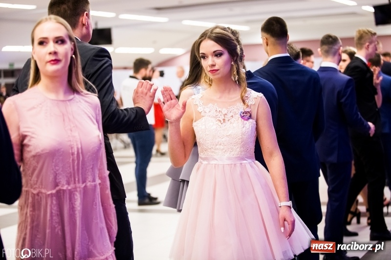 Zdjęcie w galerii na portalu naszraciborz.pl: Ekonomik bawi się na studniówce w Zakrzowie wiadomości z regionu