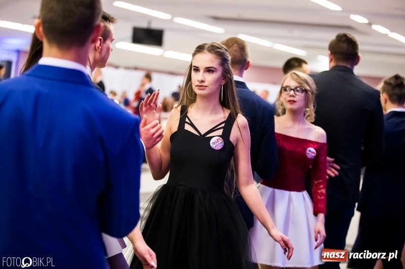 Zdjęcie w galerii na portalu naszraciborz.pl: Ekonomik bawi się na studniówce w Zakrzowie wiadomości z regionu