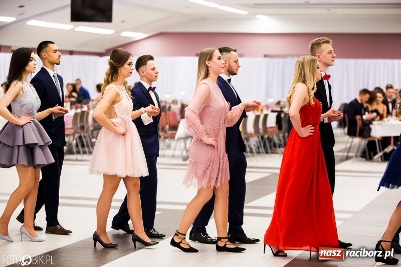 Zdjęcie w galerii na portalu naszraciborz.pl: Ekonomik bawi się na studniówce w Zakrzowie wiadomości z regionu