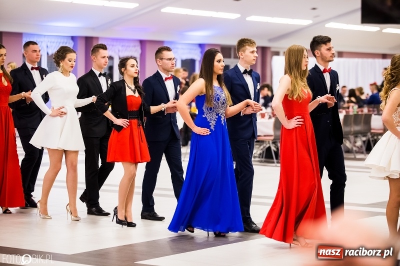 Zdjęcie w galerii na portalu naszraciborz.pl: Ekonomik bawi się na studniówce w Zakrzowie wiadomości z regionu