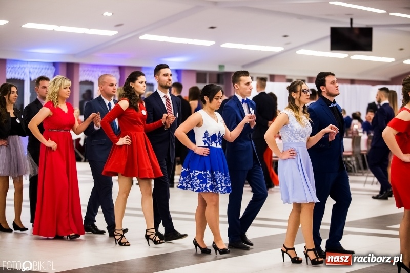 Zdjęcie w galerii na portalu naszraciborz.pl: Ekonomik bawi się na studniówce w Zakrzowie wiadomości z regionu