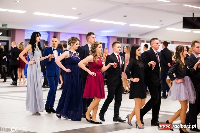 Zdjęcie w galerii na portalu naszraciborz.pl: Ekonomik bawi się na studniówce w Zakrzowie wiadomości z regionu