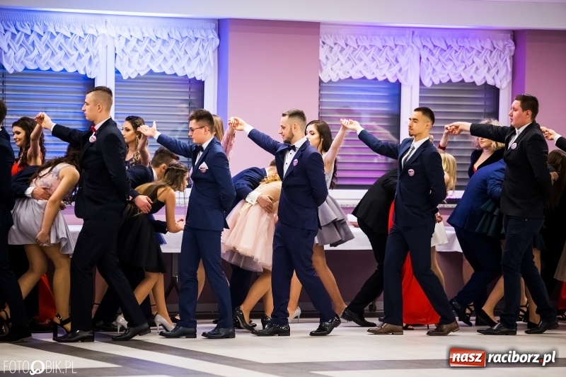 Zdjęcie w galerii na portalu naszraciborz.pl: Ekonomik bawi się na studniówce w Zakrzowie wiadomości z regionu