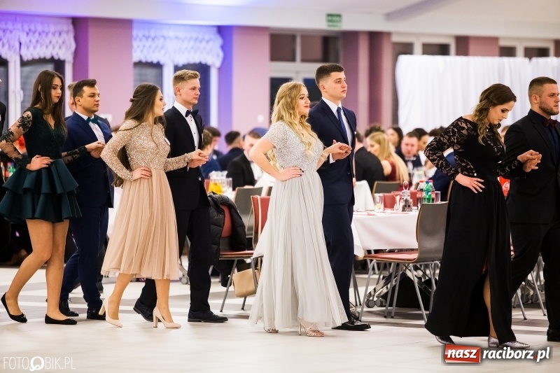 Zdjęcie w galerii na portalu naszraciborz.pl: Ekonomik bawi się na studniówce w Zakrzowie wiadomości z regionu