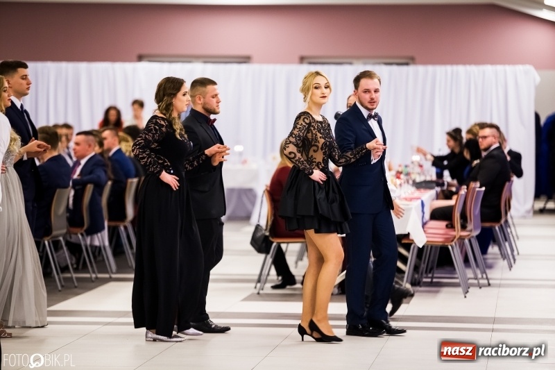 Zdjęcie w galerii na portalu naszraciborz.pl: Ekonomik bawi się na studniówce w Zakrzowie wiadomości z regionu