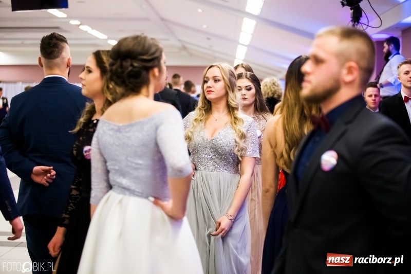 Zdjęcie w galerii na portalu naszraciborz.pl: Ekonomik bawi się na studniówce w Zakrzowie wiadomości z regionu