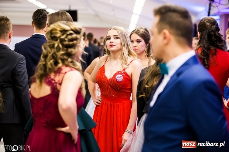 Zdjęcie w galerii na portalu naszraciborz.pl: Ekonomik bawi się na studniówce w Zakrzowie wiadomości z regionu