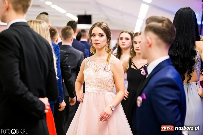 Zdjęcie w galerii na portalu naszraciborz.pl: Ekonomik bawi się na studniówce w Zakrzowie wiadomości z regionu