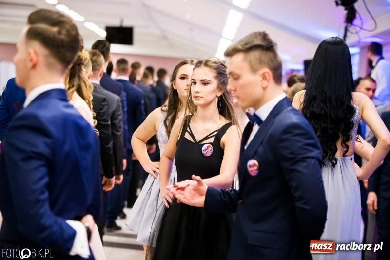 Zdjęcie w galerii na portalu naszraciborz.pl: Ekonomik bawi się na studniówce w Zakrzowie wiadomości z regionu