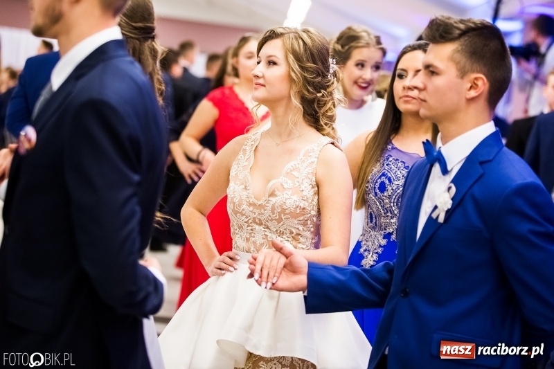 Zdjęcie w galerii na portalu naszraciborz.pl: Ekonomik bawi się na studniówce w Zakrzowie wiadomości z regionu