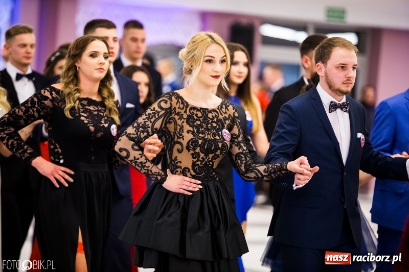 Zdjęcie w galerii na portalu naszraciborz.pl: Ekonomik bawi się na studniówce w Zakrzowie wiadomości z regionu