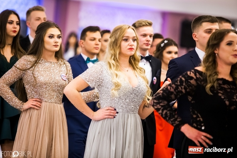 Zdjęcie w galerii na portalu naszraciborz.pl: Ekonomik bawi się na studniówce w Zakrzowie wiadomości z regionu