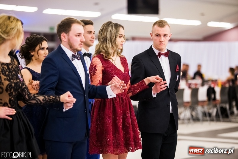 Zdjęcie w galerii na portalu naszraciborz.pl: Ekonomik bawi się na studniówce w Zakrzowie wiadomości z regionu