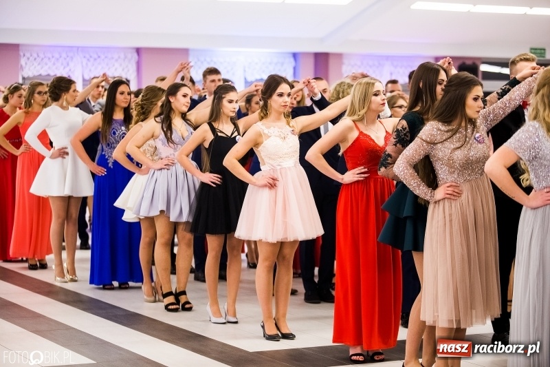 Zdjęcie w galerii na portalu naszraciborz.pl: Ekonomik bawi się na studniówce w Zakrzowie wiadomości z regionu