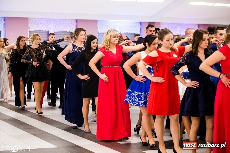 Zdjęcie w galerii na portalu naszraciborz.pl: Ekonomik bawi się na studniówce w Zakrzowie wiadomości z regionu