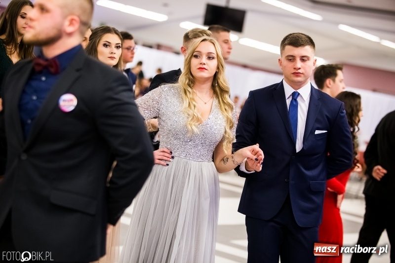 Zdjęcie w galerii na portalu naszraciborz.pl: Ekonomik bawi się na studniówce w Zakrzowie wiadomości z regionu