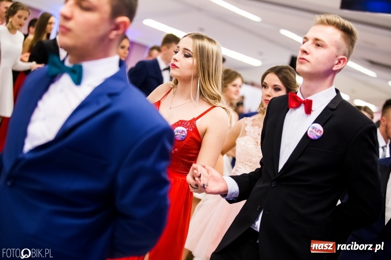 Zdjęcie w galerii na portalu naszraciborz.pl: Ekonomik bawi się na studniówce w Zakrzowie wiadomości z regionu