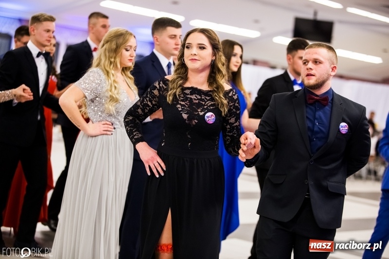 Zdjęcie w galerii na portalu naszraciborz.pl: Ekonomik bawi się na studniówce w Zakrzowie wiadomości z regionu