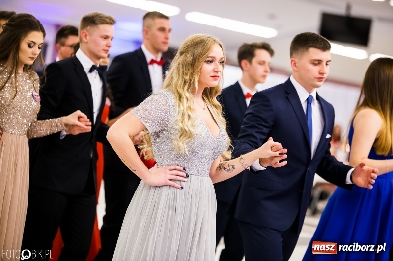 Zdjęcie w galerii na portalu naszraciborz.pl: Ekonomik bawi się na studniówce w Zakrzowie wiadomości z regionu