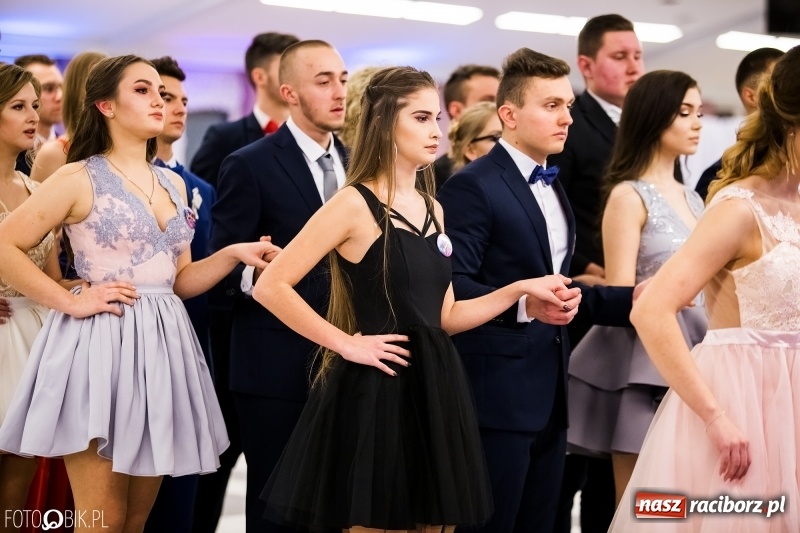 Zdjęcie w galerii na portalu naszraciborz.pl: Ekonomik bawi się na studniówce w Zakrzowie wiadomości z regionu