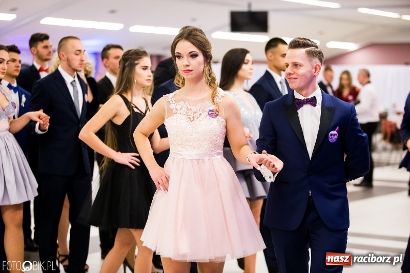 Zdjęcie w galerii na portalu naszraciborz.pl: Ekonomik bawi się na studniówce w Zakrzowie wiadomości z regionu