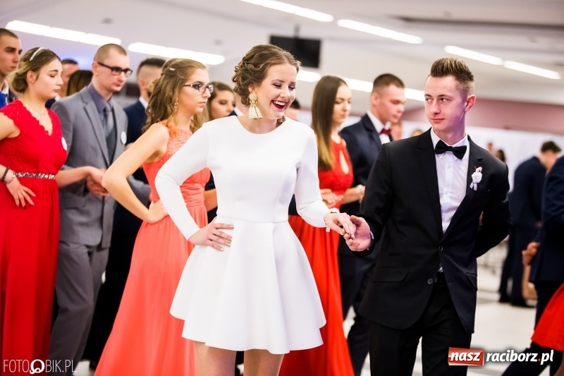 Zdjęcie w galerii na portalu naszraciborz.pl: Ekonomik bawi się na studniówce w Zakrzowie wiadomości z regionu