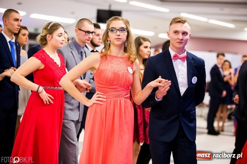 Zdjęcie w galerii na portalu naszraciborz.pl: Ekonomik bawi się na studniówce w Zakrzowie wiadomości z regionu