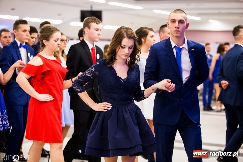 Zdjęcie w galerii na portalu naszraciborz.pl: Ekonomik bawi się na studniówce w Zakrzowie wiadomości z regionu