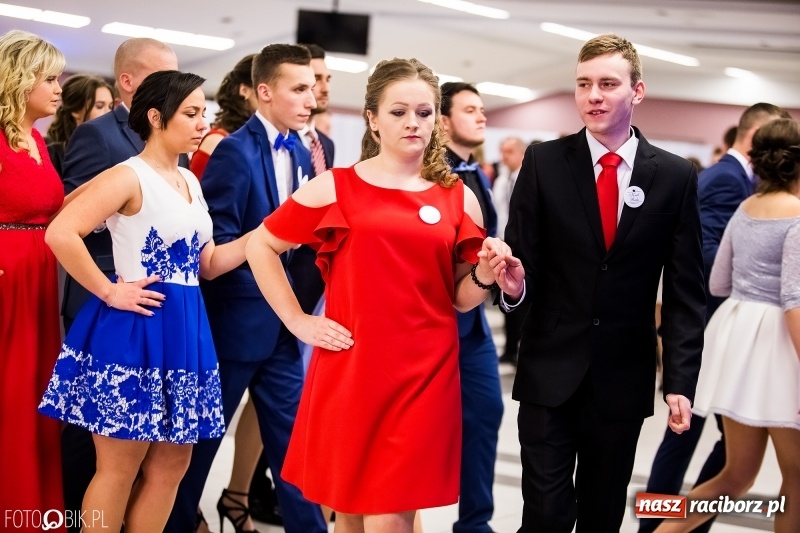 Zdjęcie w galerii na portalu naszraciborz.pl: Ekonomik bawi się na studniówce w Zakrzowie wiadomości z regionu