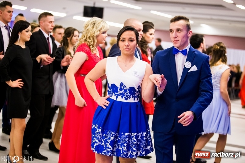 Zdjęcie w galerii na portalu naszraciborz.pl: Ekonomik bawi się na studniówce w Zakrzowie wiadomości z regionu