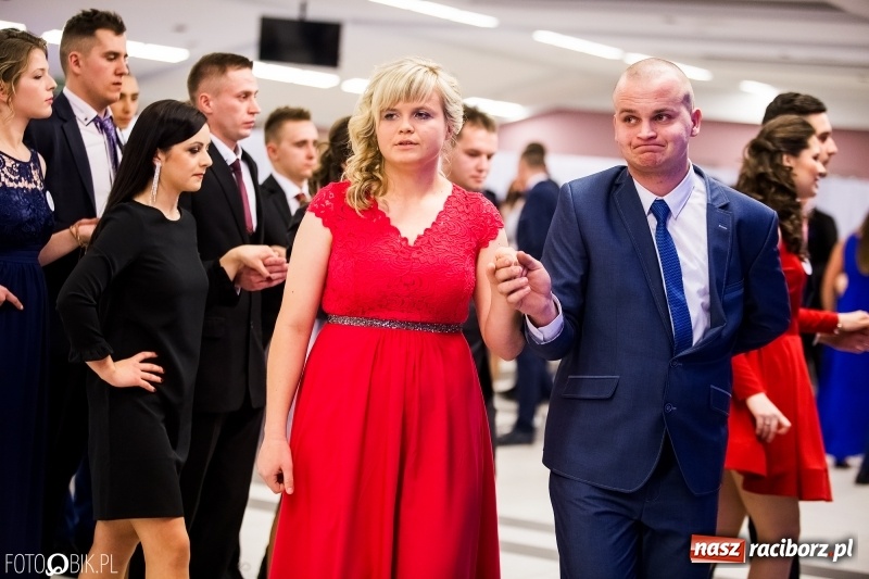 Zdjęcie w galerii na portalu naszraciborz.pl: Ekonomik bawi się na studniówce w Zakrzowie wiadomości z regionu