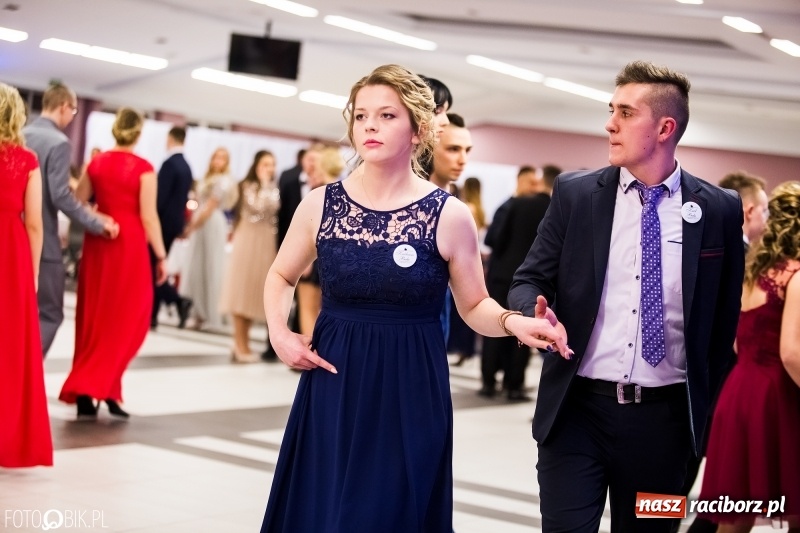 Zdjęcie w galerii na portalu naszraciborz.pl: Ekonomik bawi się na studniówce w Zakrzowie wiadomości z regionu