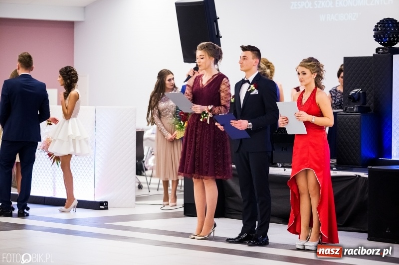 Zdjęcie w galerii na portalu naszraciborz.pl: Ekonomik bawi się na studniówce w Zakrzowie wiadomości z regionu