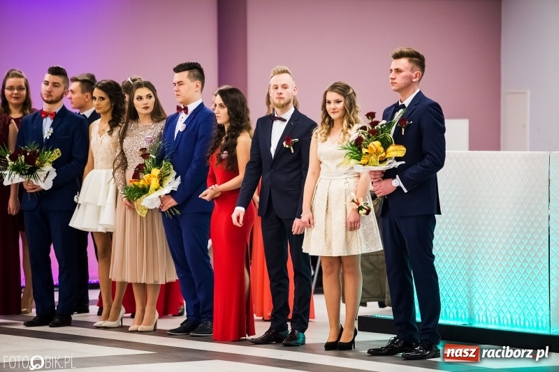 Zdjęcie w galerii na portalu naszraciborz.pl: Ekonomik bawi się na studniówce w Zakrzowie wiadomości z regionu