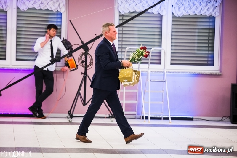 Zdjęcie w galerii na portalu naszraciborz.pl: Ekonomik bawi się na studniówce w Zakrzowie wiadomości z regionu