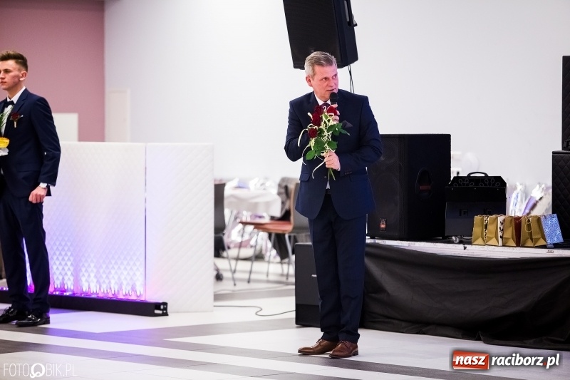 Zdjęcie w galerii na portalu naszraciborz.pl: Ekonomik bawi się na studniówce w Zakrzowie wiadomości z regionu