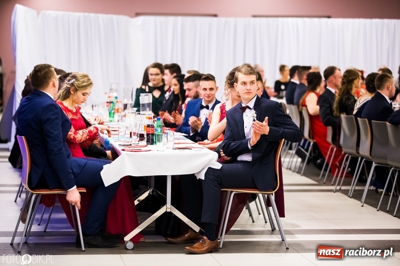 Zdjęcie w galerii na portalu naszraciborz.pl: Ekonomik bawi się na studniówce w Zakrzowie wiadomości z regionu