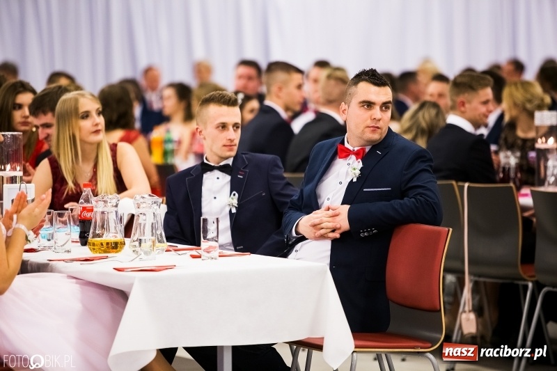 Zdjęcie w galerii na portalu naszraciborz.pl: Ekonomik bawi się na studniówce w Zakrzowie wiadomości z regionu