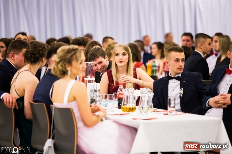 Zdjęcie w galerii na portalu naszraciborz.pl: Ekonomik bawi się na studniówce w Zakrzowie wiadomości z regionu